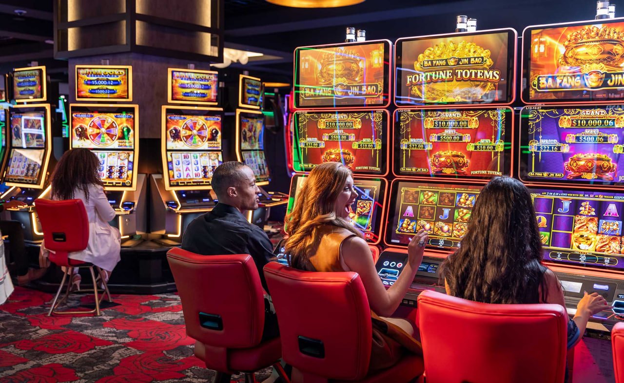 ib789 ကတ်ဂိမ်း Poker table ပေါ်တွင် ကတ်ချပ်များ စီစဉ်ထားသောမြင်ကွင်း