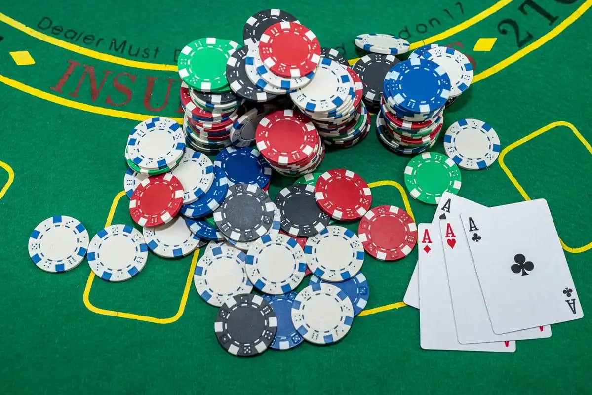 ib789 Live Casino မိုဘိုင်းဖုန်းမှ ကာစီနိုဂိမ်း ကစားနေသောမြင်ကွင်း